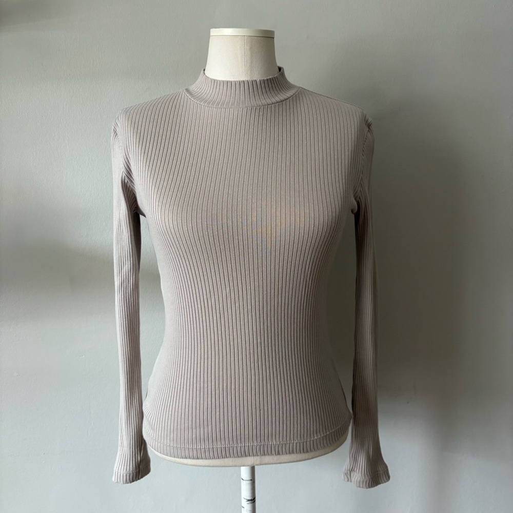 Uniqlo Ribbed Beige Turtleneck Shirt Size Small Neutral Long Sleeve